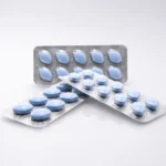 Cenforce 100 mg – tři překrývající se blistry s modrými tabletami