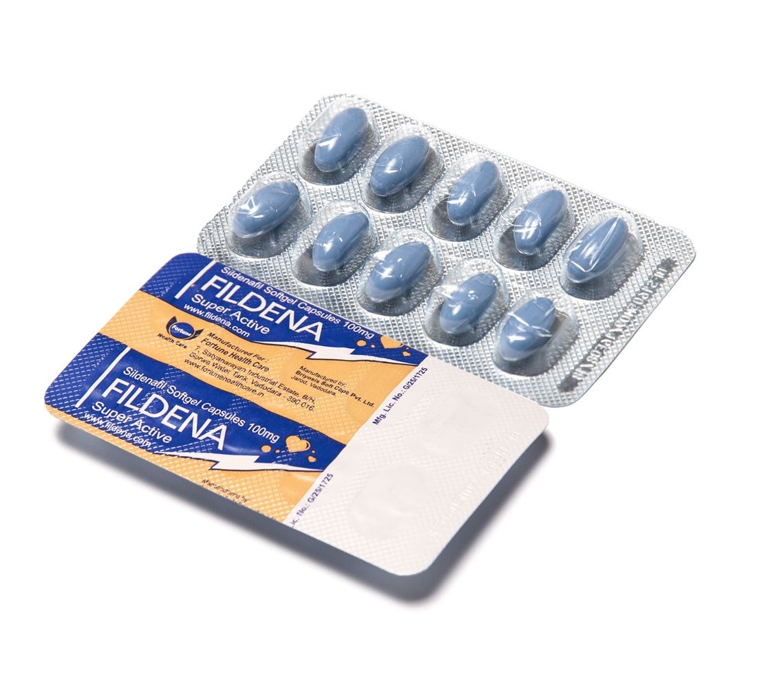 Fildena Super Active 100 mg – blistr modrých kapslí položený na potištěném obalu