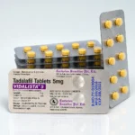 Vidalista 5 mg – několik blistrů se žlutými tabletami zepředu i zezadu